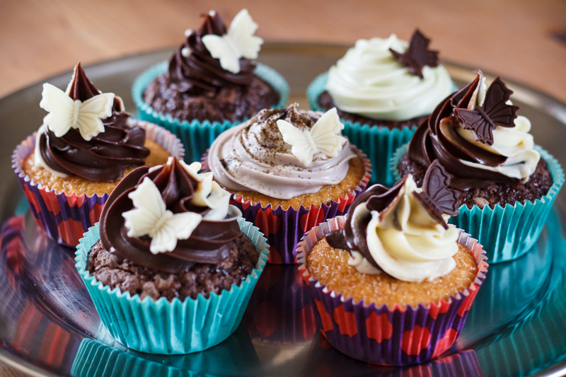 Vanilje og chokolade cupcakes med mørk og hvid ganache, mint ganache og lakrids ganache