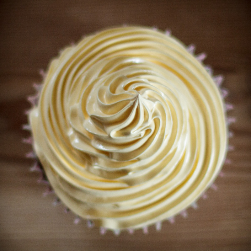 Cupcake med passionsfrugt marshmallow frosting