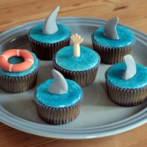 Shark Week cupcakes med piping gel vand